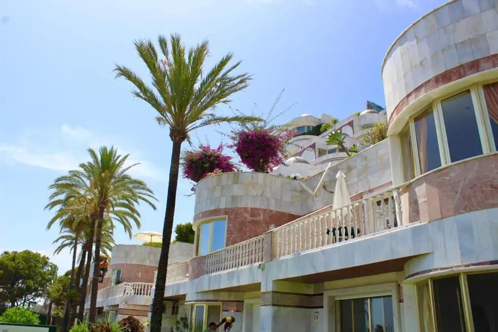 Frontline sea in the center of Puerto Banus-Beach
