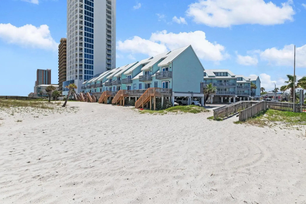 2-Bedroom Condo on Gulf Shores Beach w/Pool