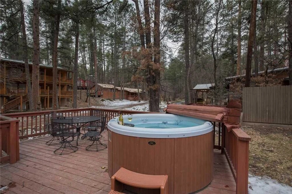 A Stones Thoreau - Two Bedroom Cabin with Hot Tub