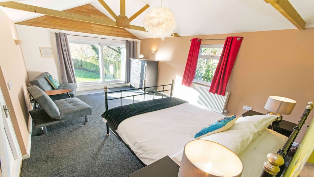 Streamways Nr Croyde 6 Bedroom, Sleeps 12-16, Hot Tub