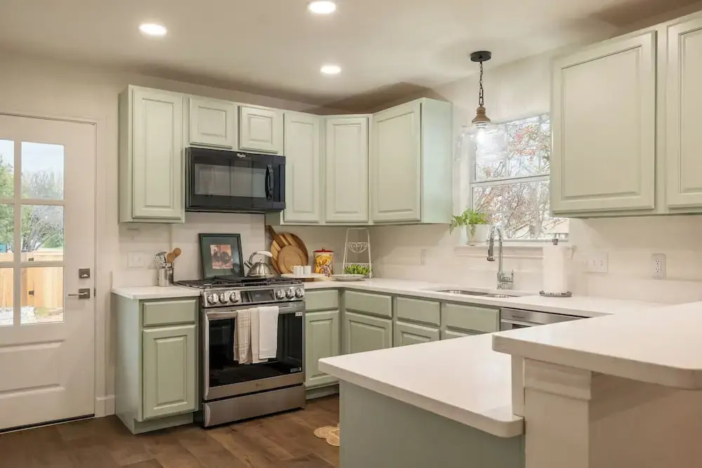 < 1 Mi to Georgetown Square: Pet-friendly Getaway!