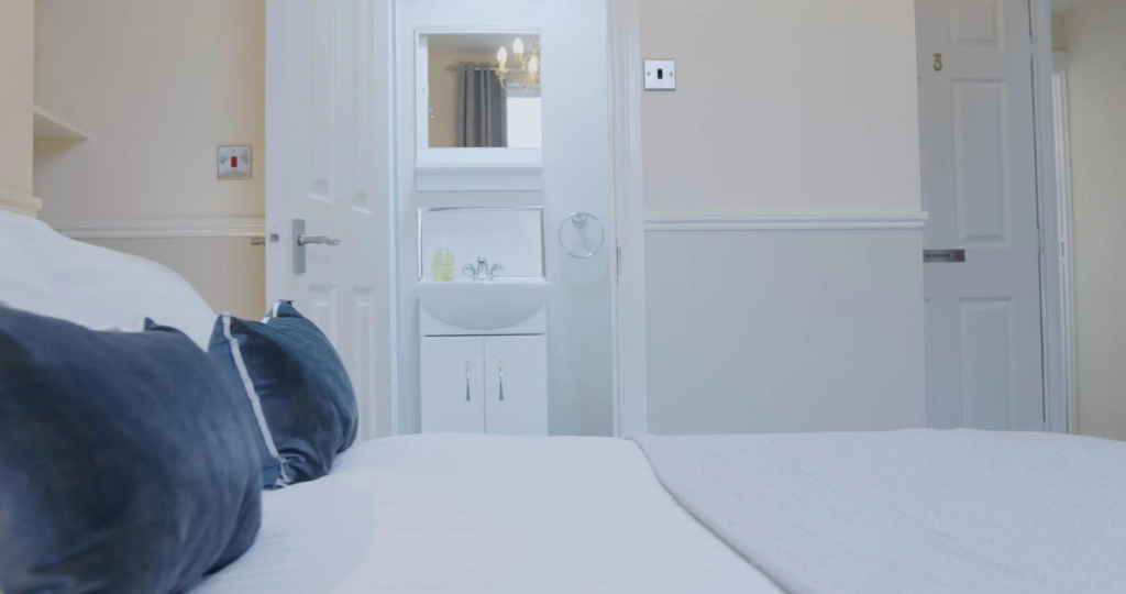 Find "DWELLCOME HOME Ltd" site for 10oo10 assurance from our past guests - HUGE 8 Ensuite Bedroom Townhouse, Fully equipped kitchen & dining room, lounge, 200Mbps broadband, Free Parking, Ideal Contractor & Family Groups, ample free street parking