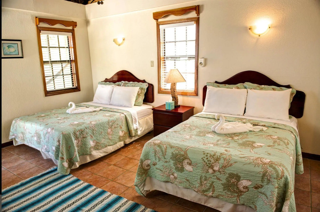 Blackbird Caye Resort