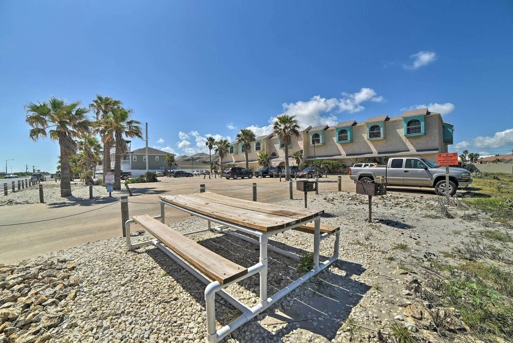 Coastal Studio w/ Amenities: Walk to Padre Beach!