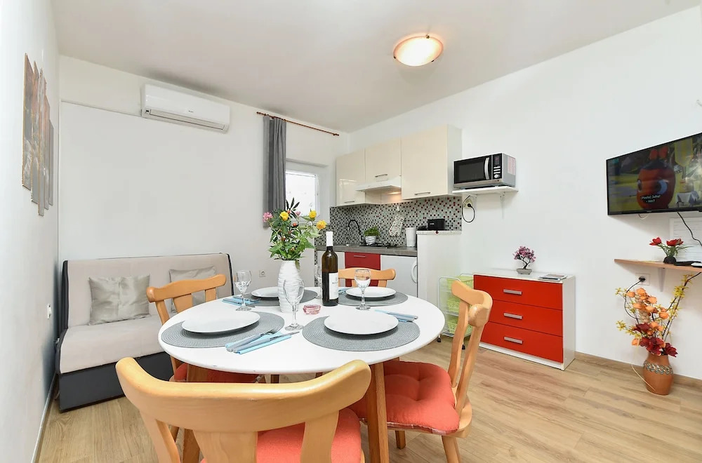 Spacious Apartment With Garden