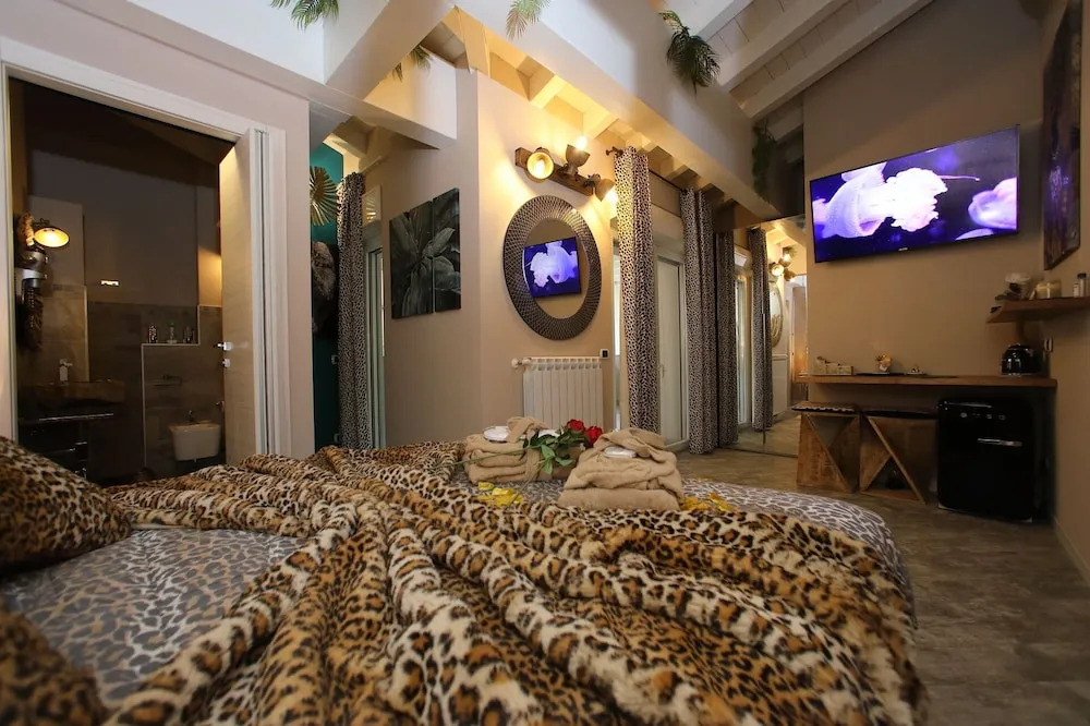 B&B Bellavista Exclusive in zona centrale con piscina riscaldata e Jacuzzi vista lago LA COLAZIONE viene servita in una pasticceria rinomata ed esclusiva esterna alla struttura