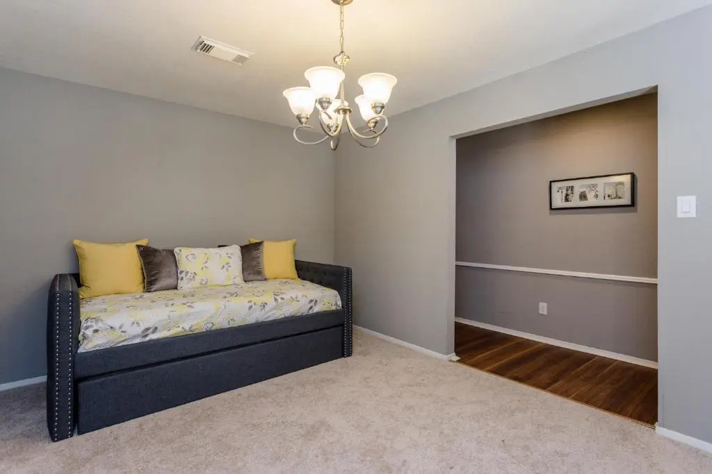 The Red Door Sunflower - Updated Home in Houston