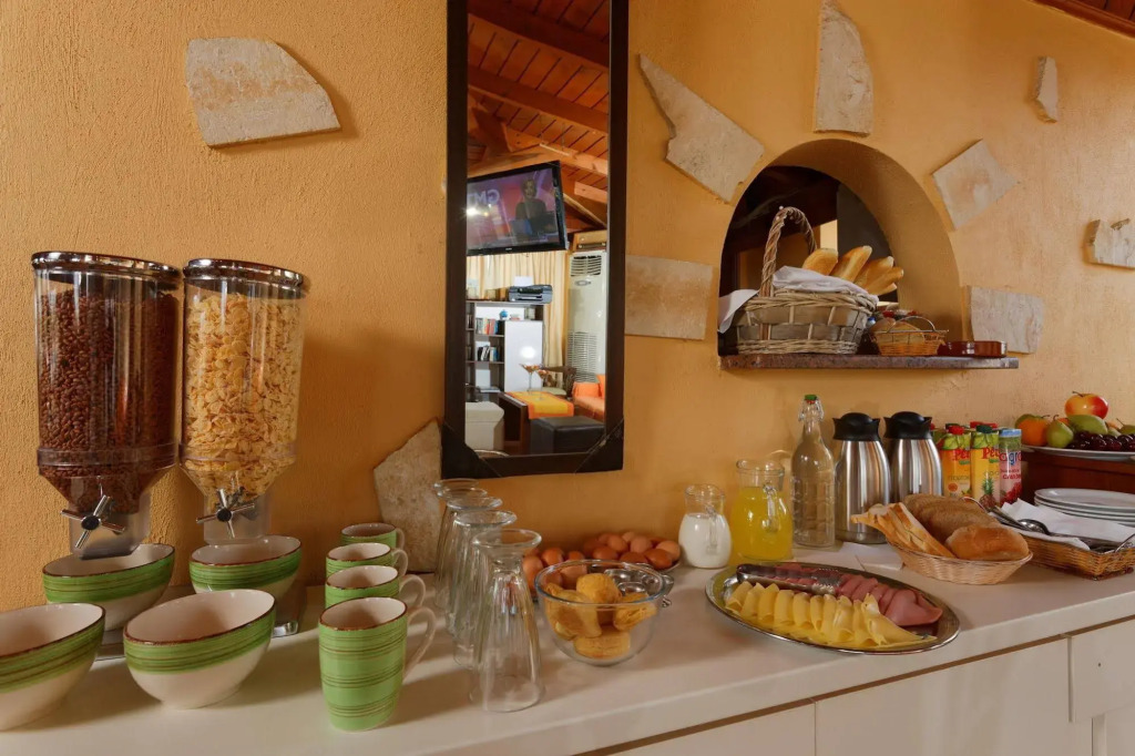 Danelis Studios & Apartments
