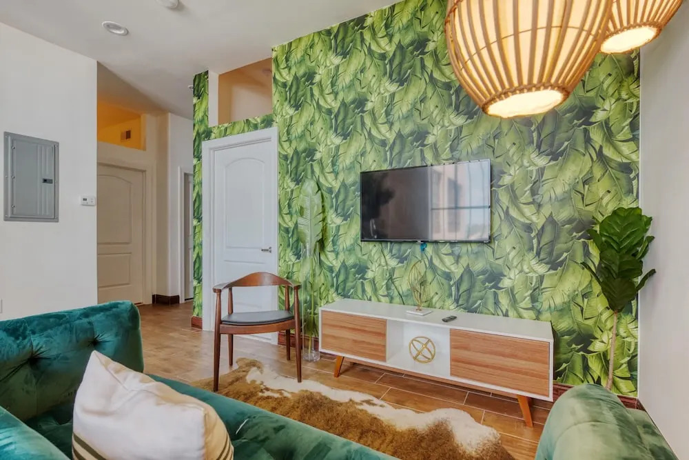 Sosuite 2BR Penthouse w W D Gym On-site Bar