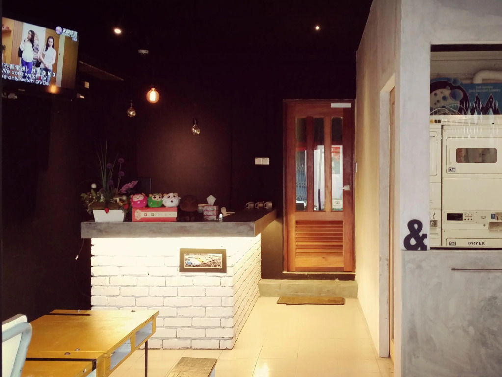 Monkey Motel & Café
