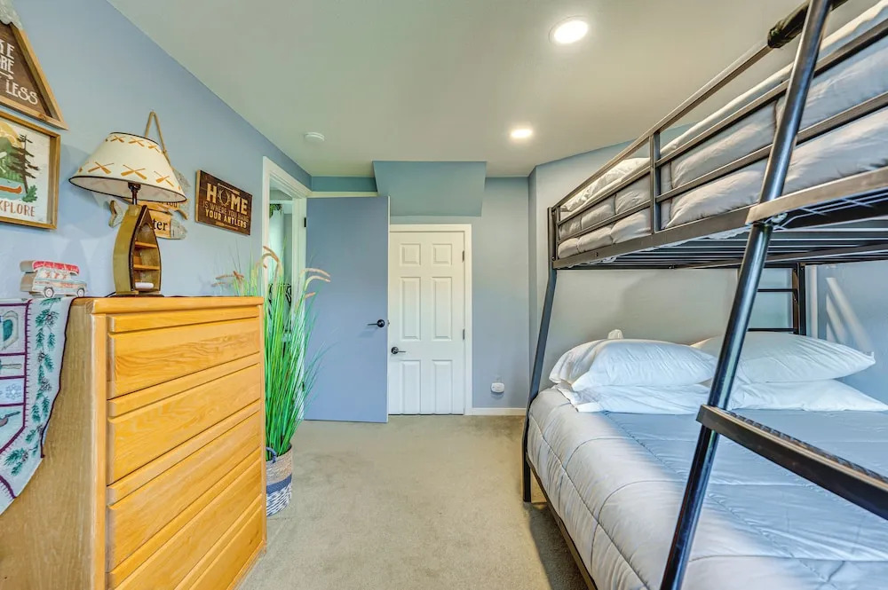 Cozy Estes Park Condo w/ Balcony + Fireplace!