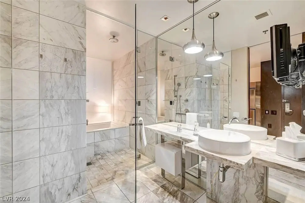 Beautiful Strip-view Balcony Access Studio 31318