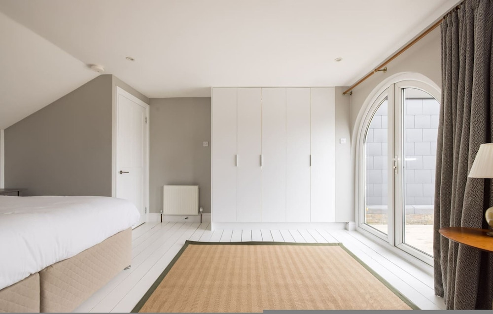 The Thames Embrace 3 BR & Garden House