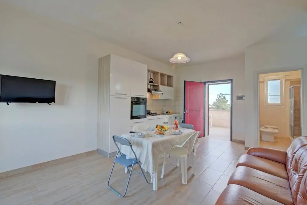 Le Bianche Apt 2 with Garden near The Sea