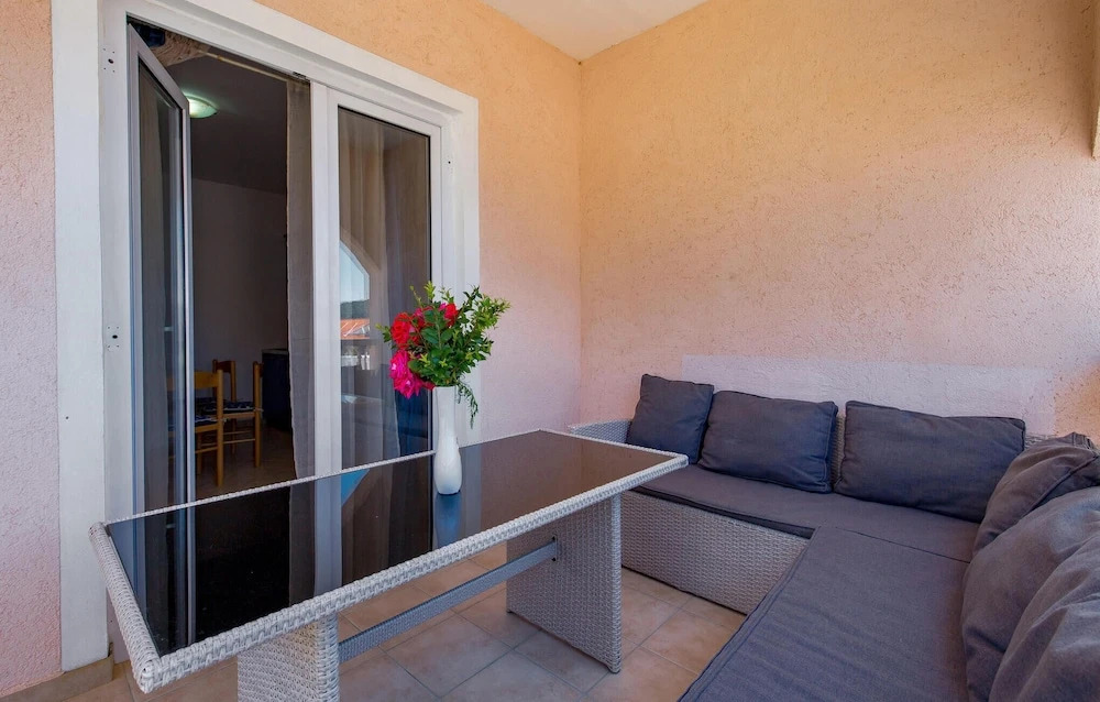 Beautiful Apartment in Lopar With 3 Bedrooms and Wifi
