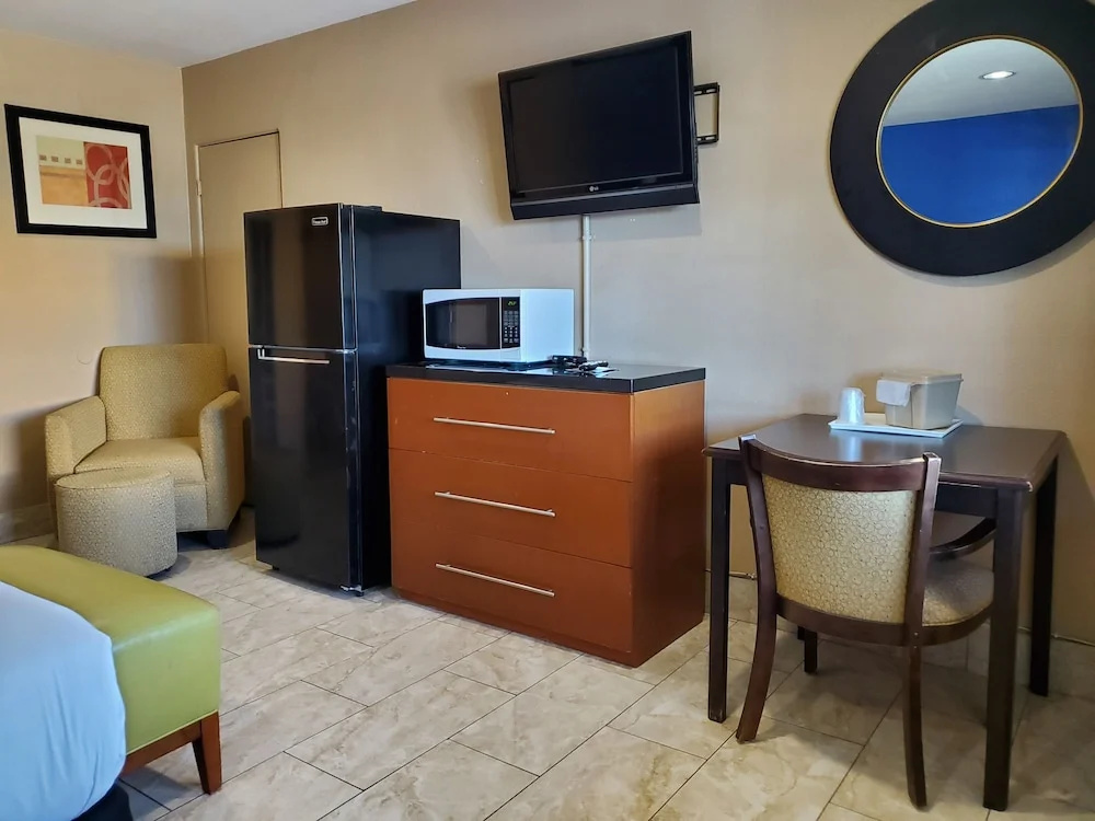 PineCrest Inn & Suites