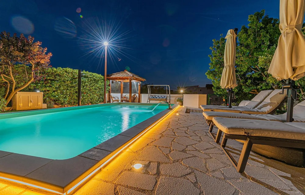 Amazing Home in Brodarica With Wifi and 3 Bedrooms