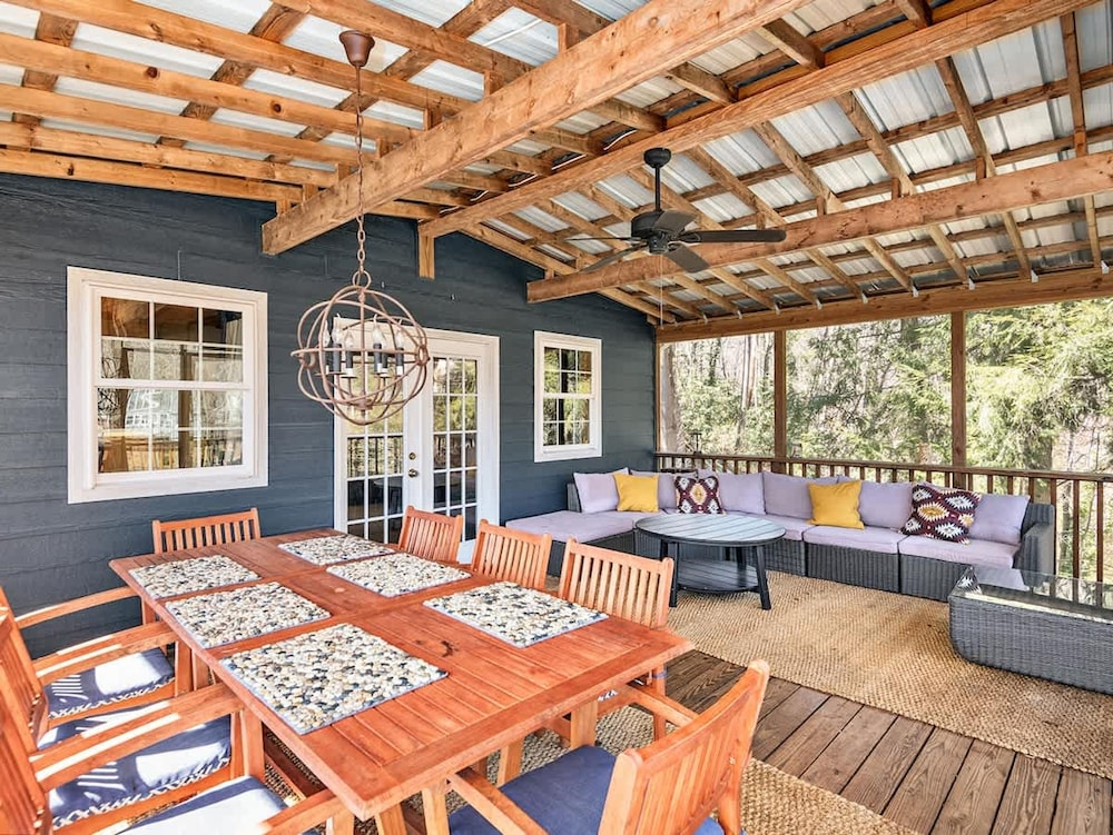 Lakefront 4BR w Screened Porch