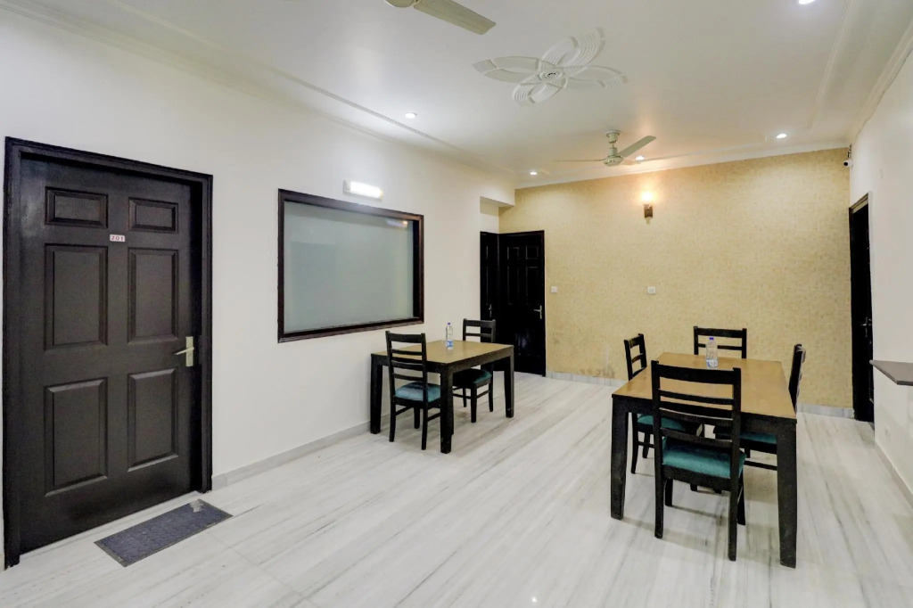 OYO 79248 Hotel Rising Stay