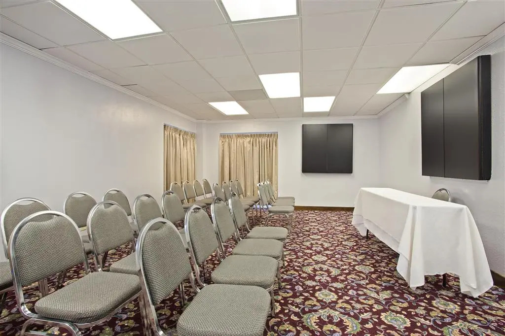 Baymont Inn & Suites Tampa Near Busch Gardens