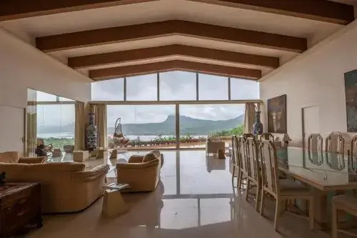 The Glass House by Vista Rooms