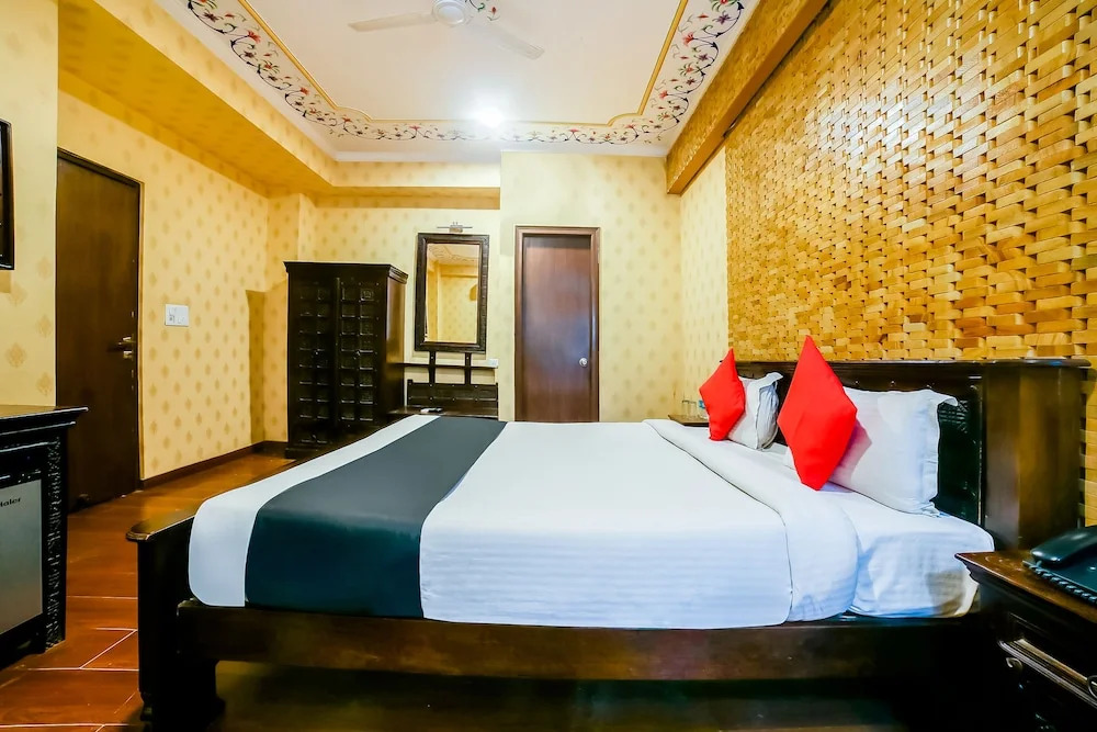 Capital O 38526 Hotel Epic