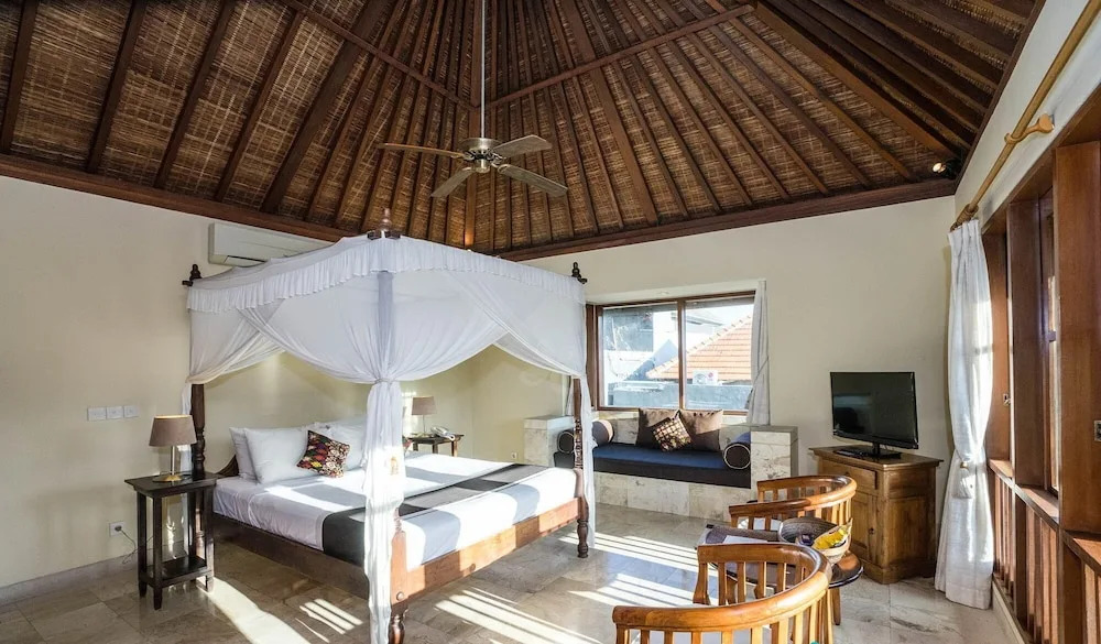 3 bedroom villa river side Legian