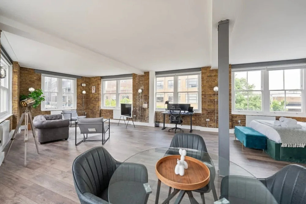 Spacious Bright Oasis in Old Street
