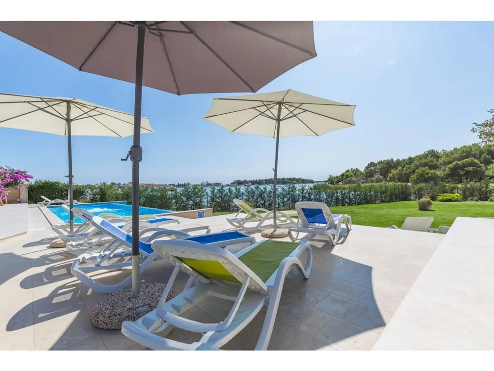 Apartment With Terrace And Pool In Medulin For 4 People Near The Sea