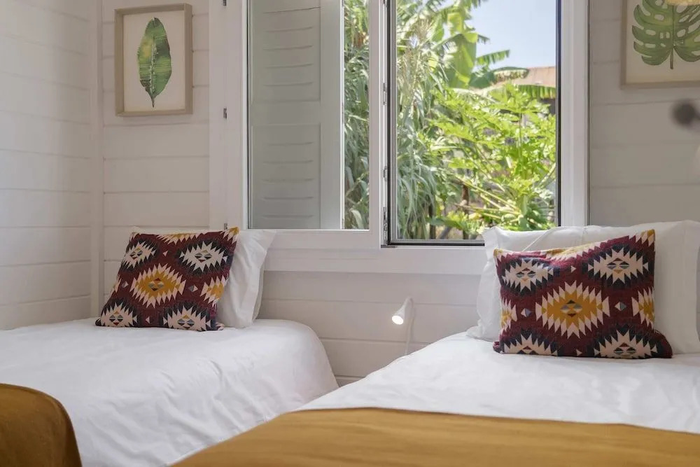 Casa da Rocha de Baixo by An Island Apart