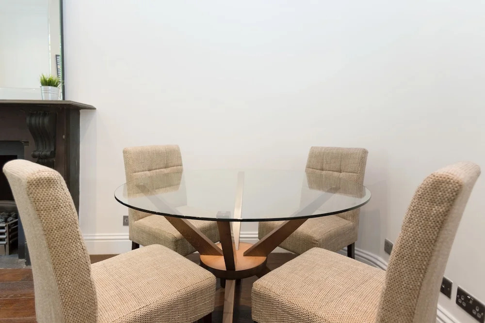2 Bdr Queens Gardens by the Residences