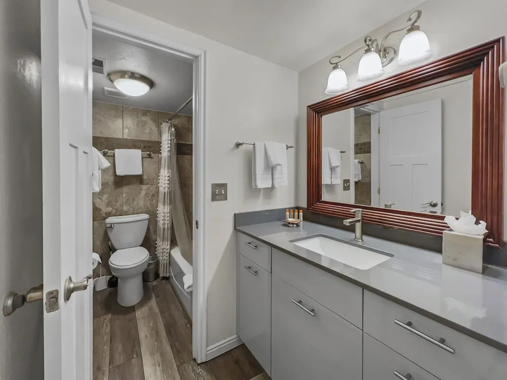 129 Park Station Escape! Cozy Condo With Pool & Hot Tub! Walking Distance To Main Street & Town Lift! 2 Bedroom Condo by RedAwning