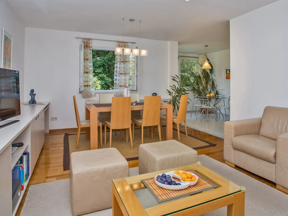 Spacious and Modern 1st Floor Apartment With Private Garage, Wi-fi