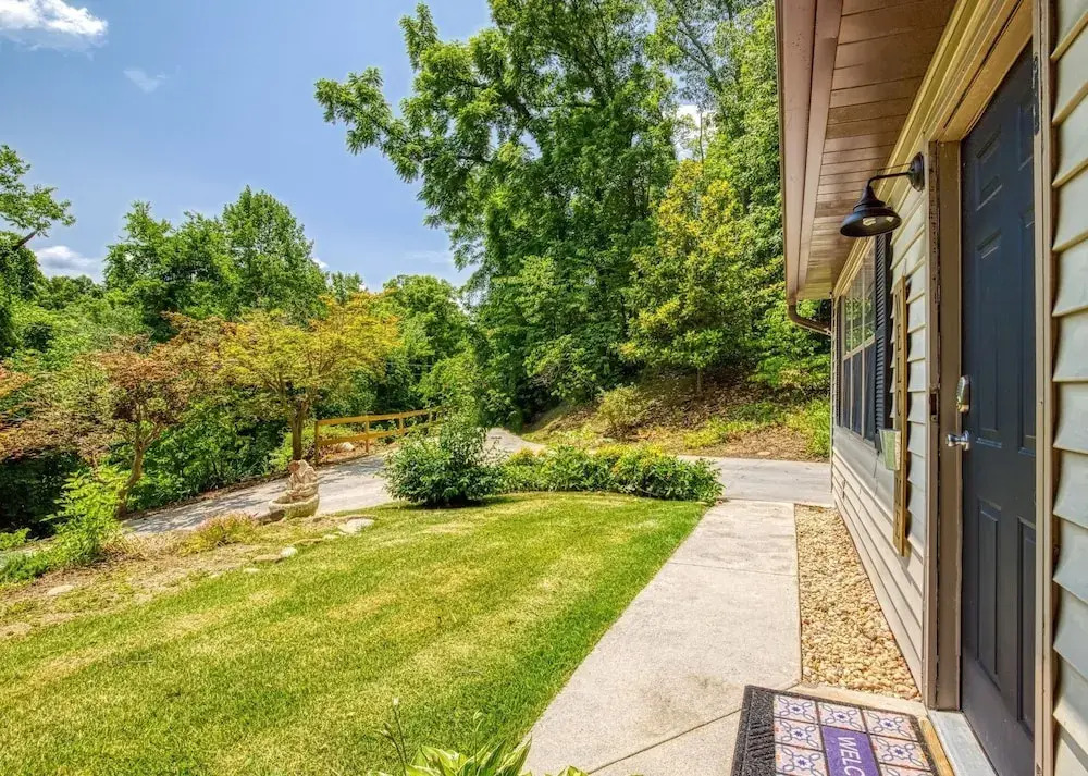 Farmhouse Cottage - Close To Tanger Outlets And Pigeon Forge! 3 Bedroom Home by RedAwning