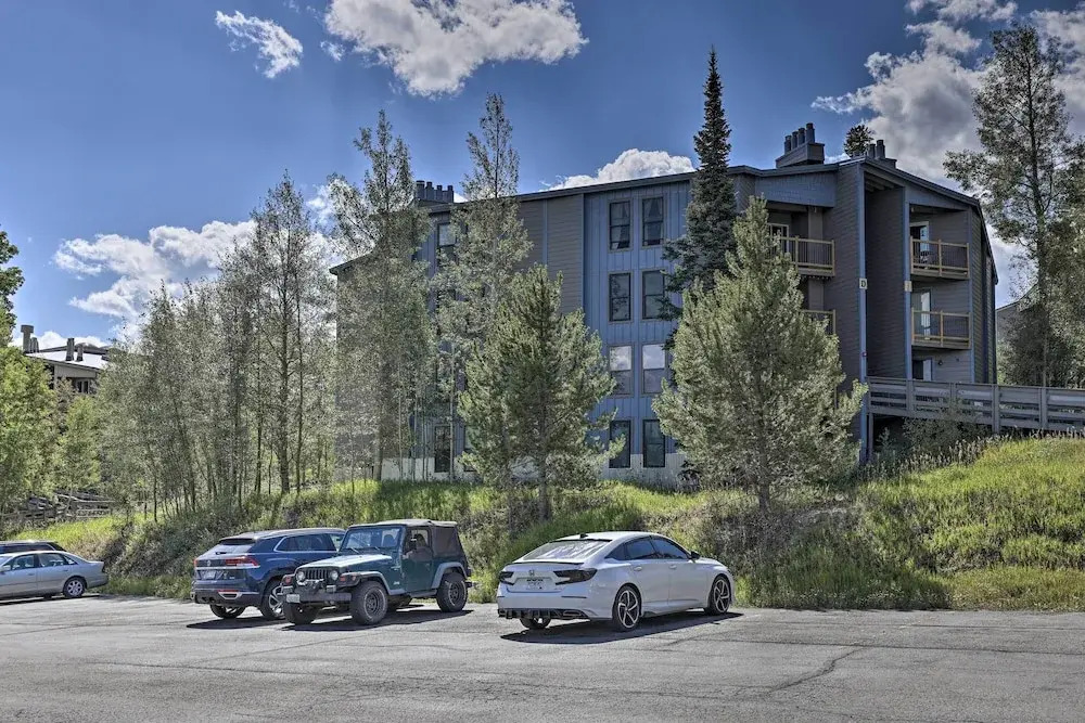 Ski Shuttle & Pool: Modern Silverthorne Condo!