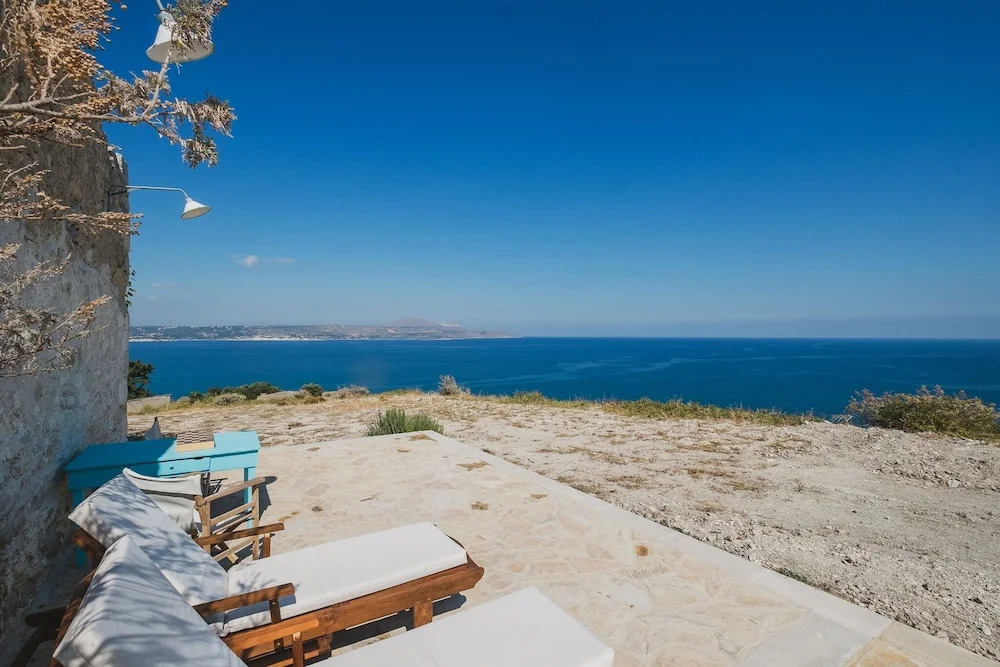 Karavos View - An artists hideaway Paradise