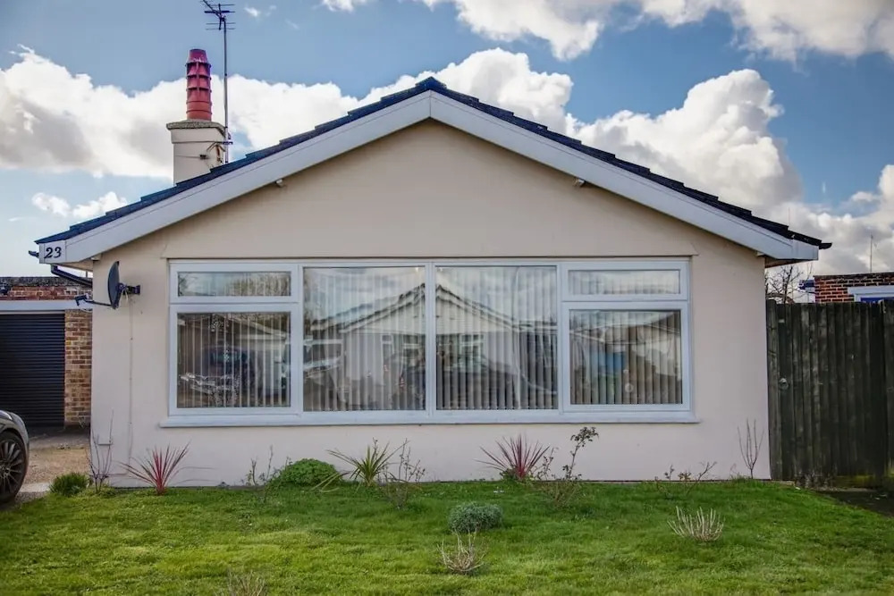 Bungalow 2 min Walk to Beach and sea Sleeps 6
