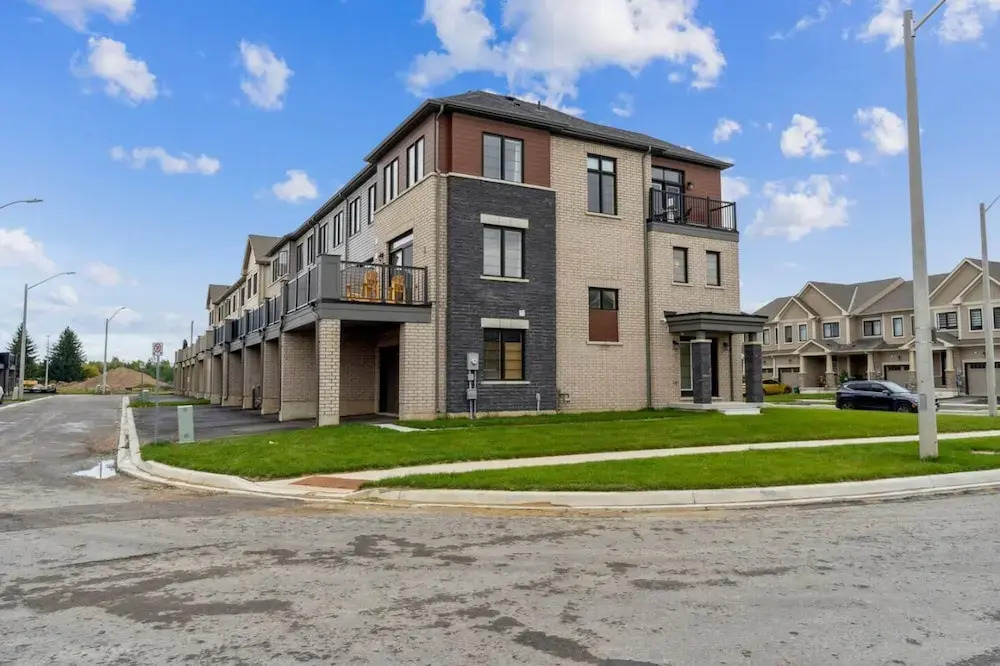 A Brand New 4BR Townhouse in Thorold Retreat