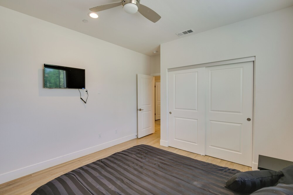 Pet-Friendly Paramount Home, 16 Mi to Los Angeles
