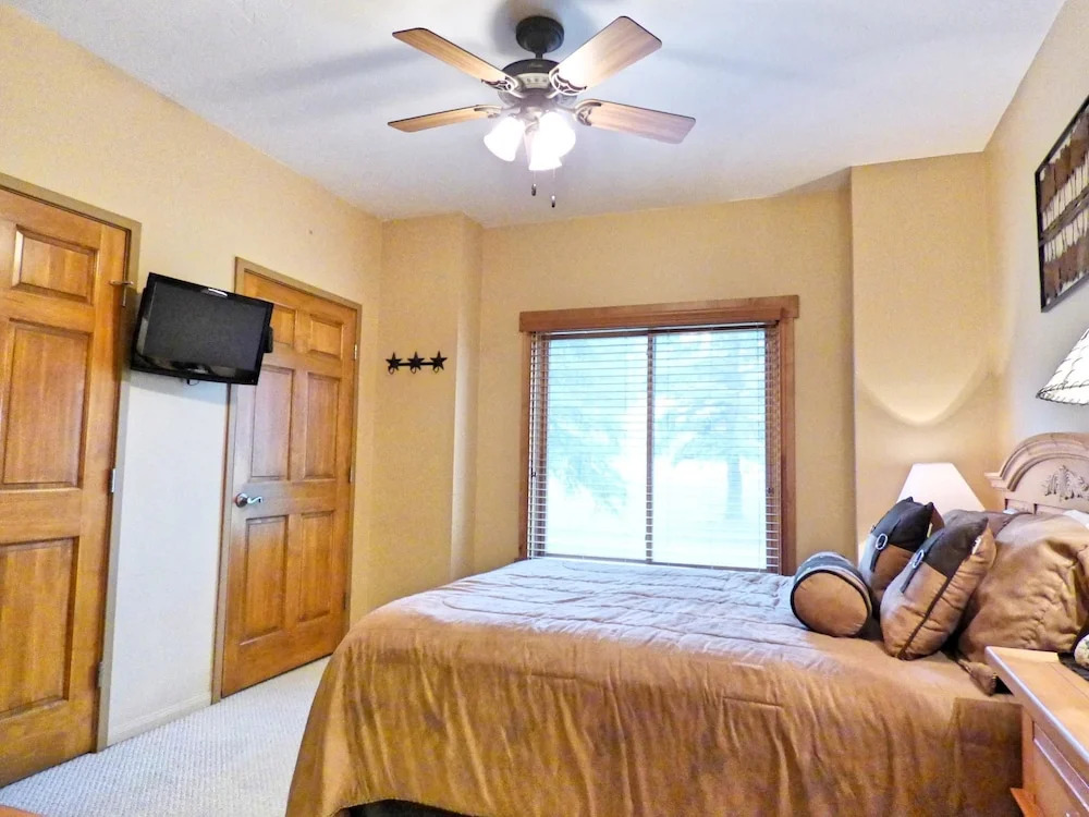 Lift Tickets Ground Floor Pool, Hot Tubs, Near Mtn, Fireplace Shuttle