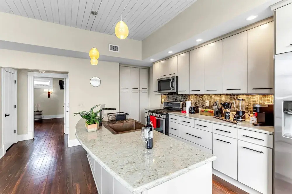 The Elm St Suite - Downtown Condo