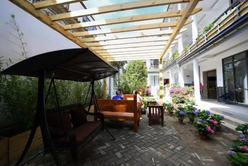 Jue Se Garden Theme Inn