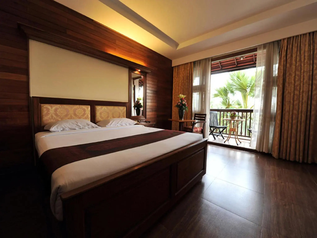 City River Hotel