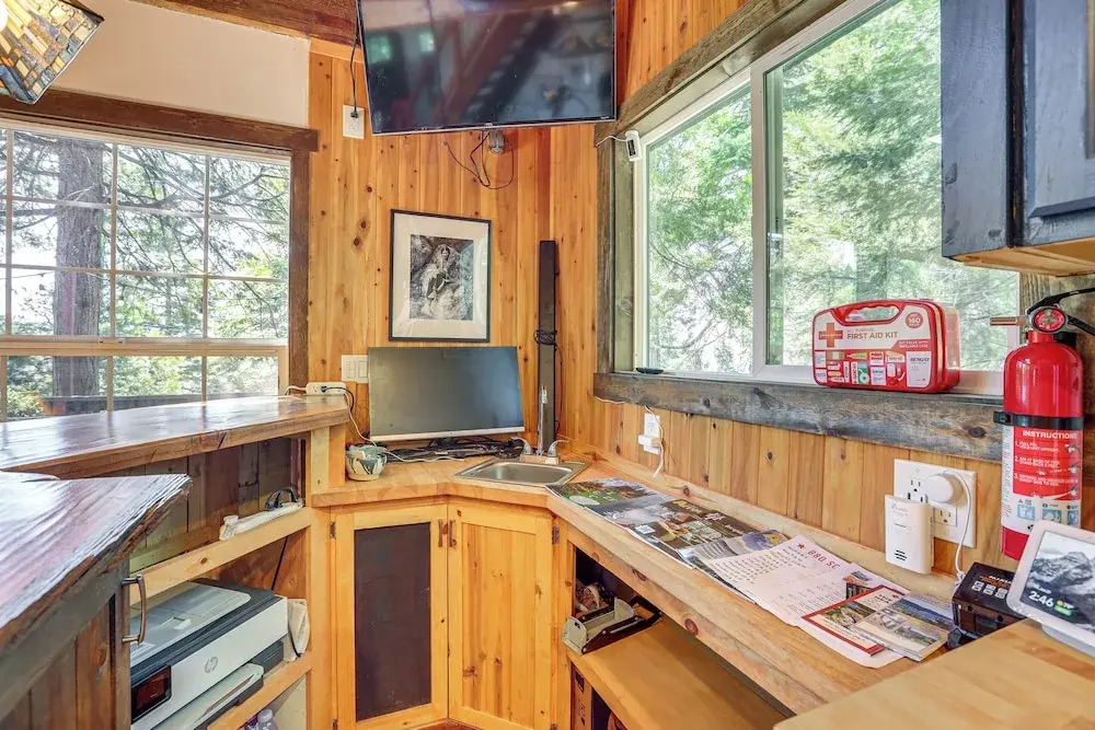 3 Mi to Lake Arrowhead Village: Dog-Friendly Cabin