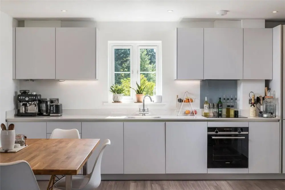 2 Bed 2 Bath Apt Close to Reigate Station - 2230