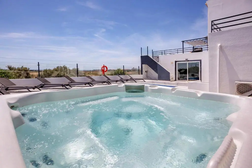 Villa Avalon - Jacuzzi, Cinema e Piscina Aquecível em Armação de Pêra