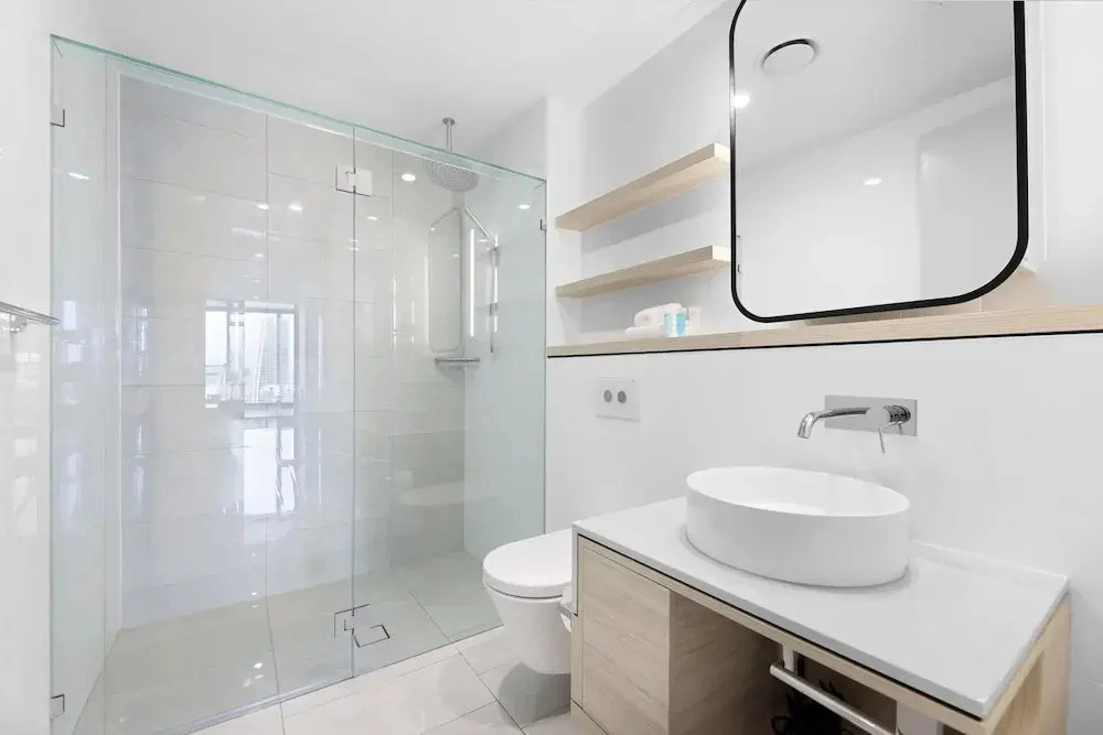 Luxe Oceanfront 1-bed High Rise With Pool & Gym