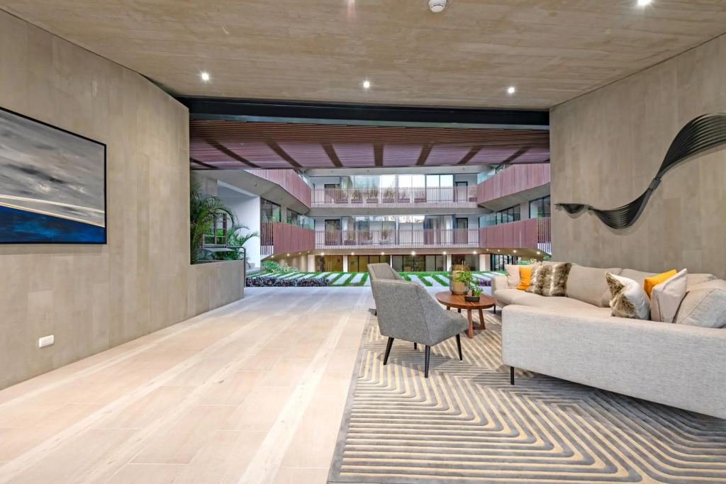 ✶ Maras Residence ✶ LUXURY Rooftop Pool & Grill