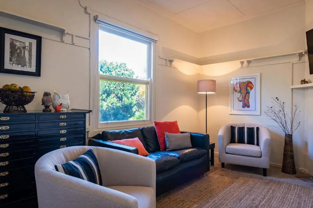 Dawns Sleeps 4 in 2 queens with 2 ensuites wifi in town.