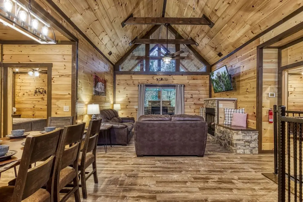 ERN823 - EAGLE FALLS - GREAT LOCATION WITH PRIVATE HEATED INDOOR POOL! CLOSE TO TOWN! cabin
